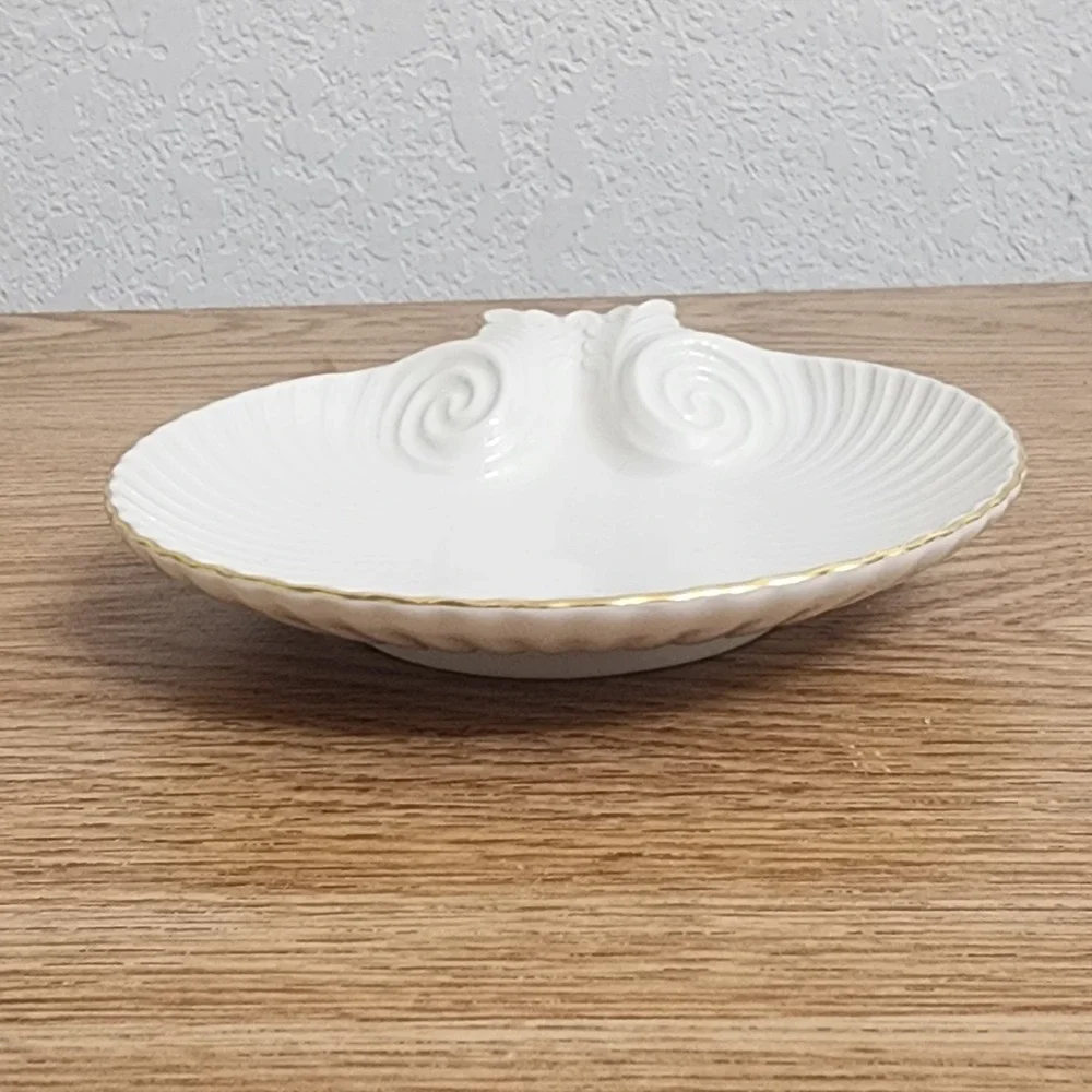 Lenox scalloped clam